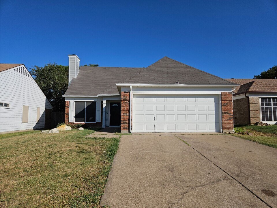 3813 Waxwing Cir S in Fort Worth, TX - Foto de edificio