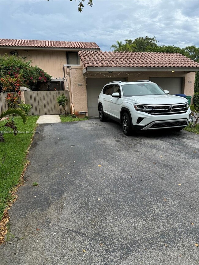 713 NE 205th Terrace in Miami, FL - Foto de edificio - Building Photo