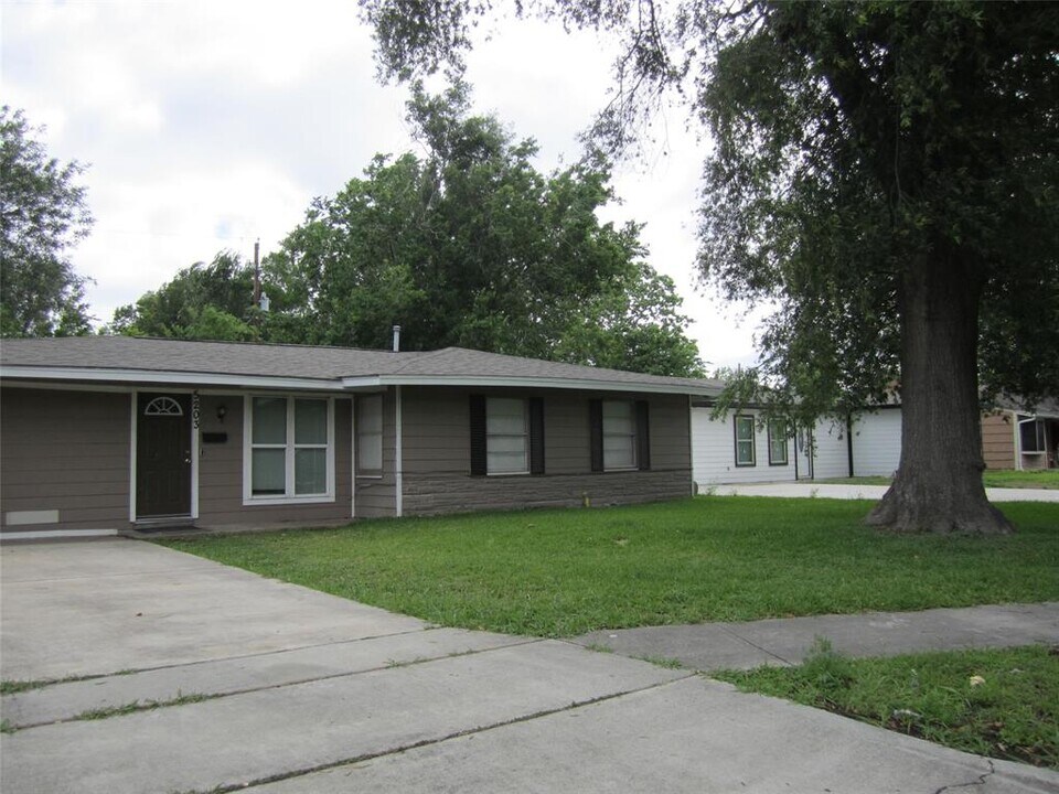 5203 Dewberry St Photo