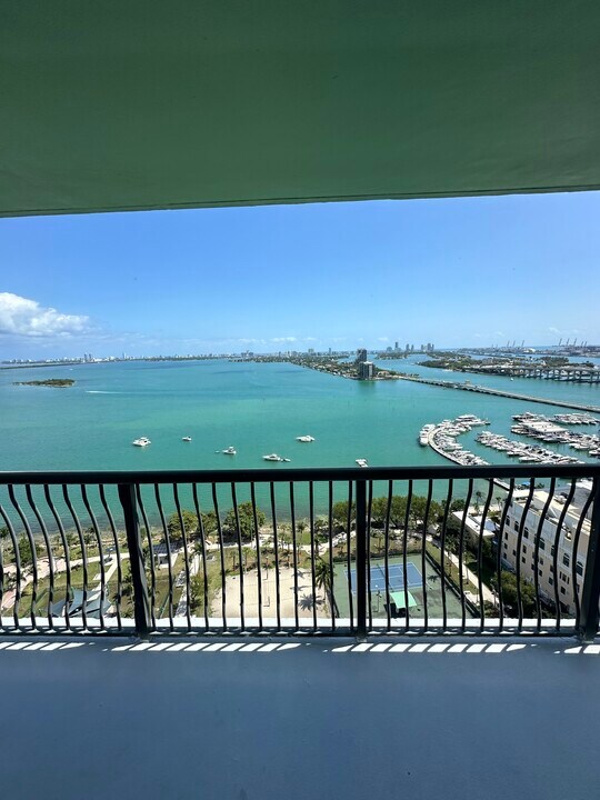 221 NE 19th St, Unit B2 in Miami, FL - Foto de edificio