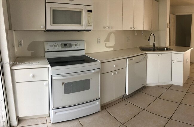 5795 NW 109th Ave in Doral, FL - Building Photo - Building Photo