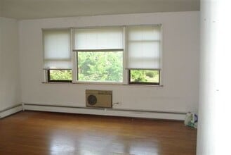 2426 183rd St, Unit 213 in Homewood, IL - Building Photo - Building Photo