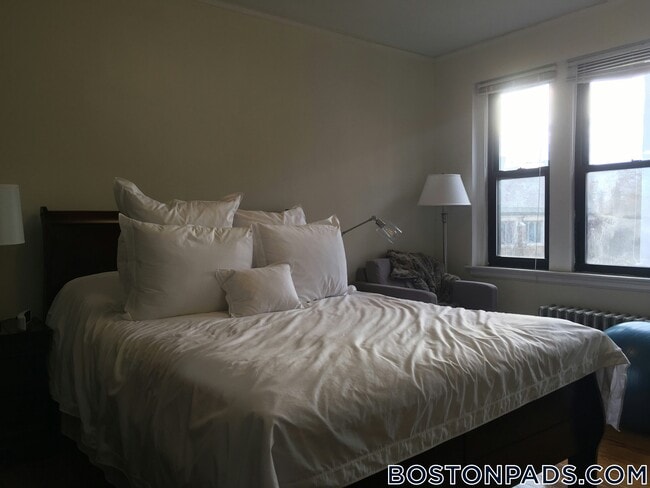 349 Pleasant St, Unit A1-12 in Malden, MA - Foto de edificio - Building Photo