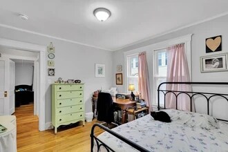 102 Greaton Rd in Boston, MA - Foto de edificio - Building Photo