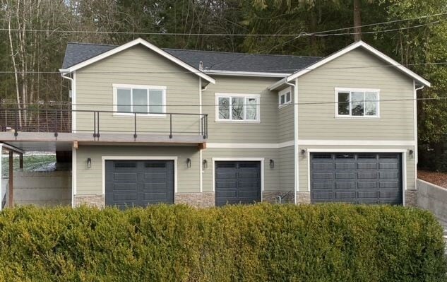 property at 2105 Dellesta Dr