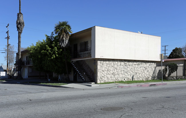 Kon-tiki Apartments in Compton, CA - Foto de edificio - Building Photo