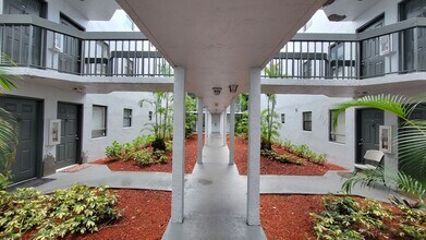 1950 N Congress Ave in West Palm Beach, FL - Building Photo - Building Photo