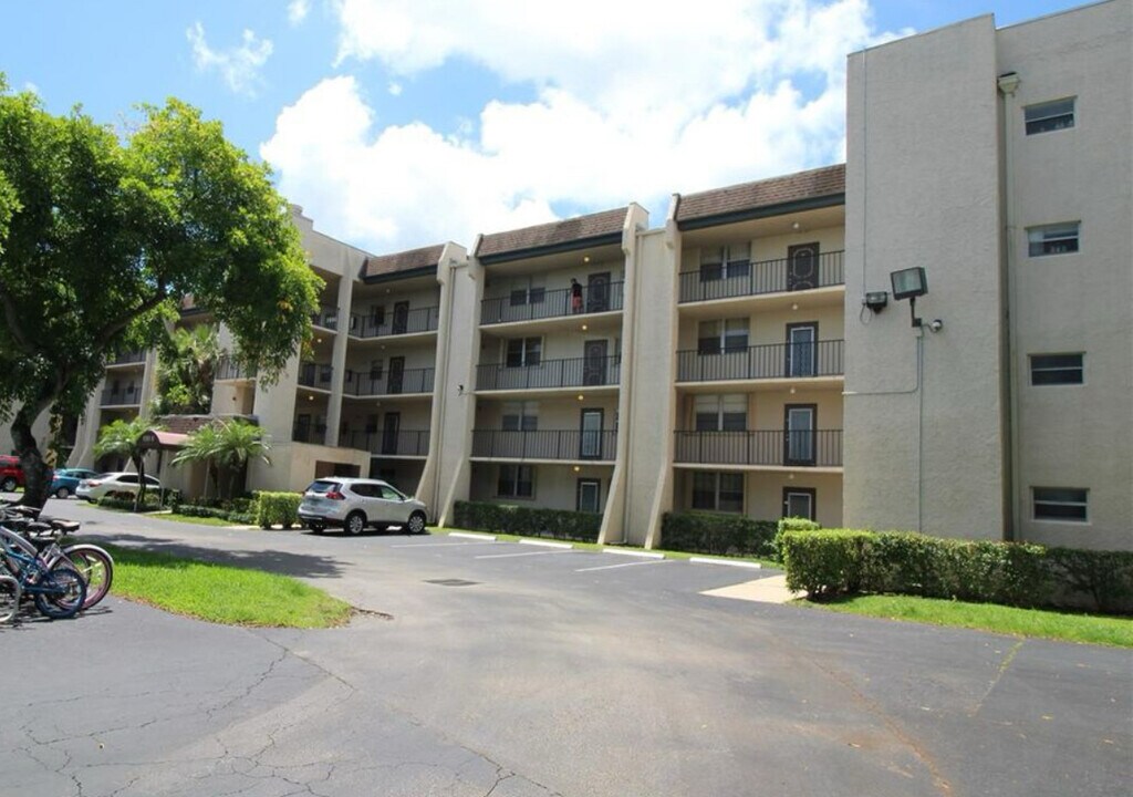9230 Lagoon Pl in Davie, FL - Building Photo