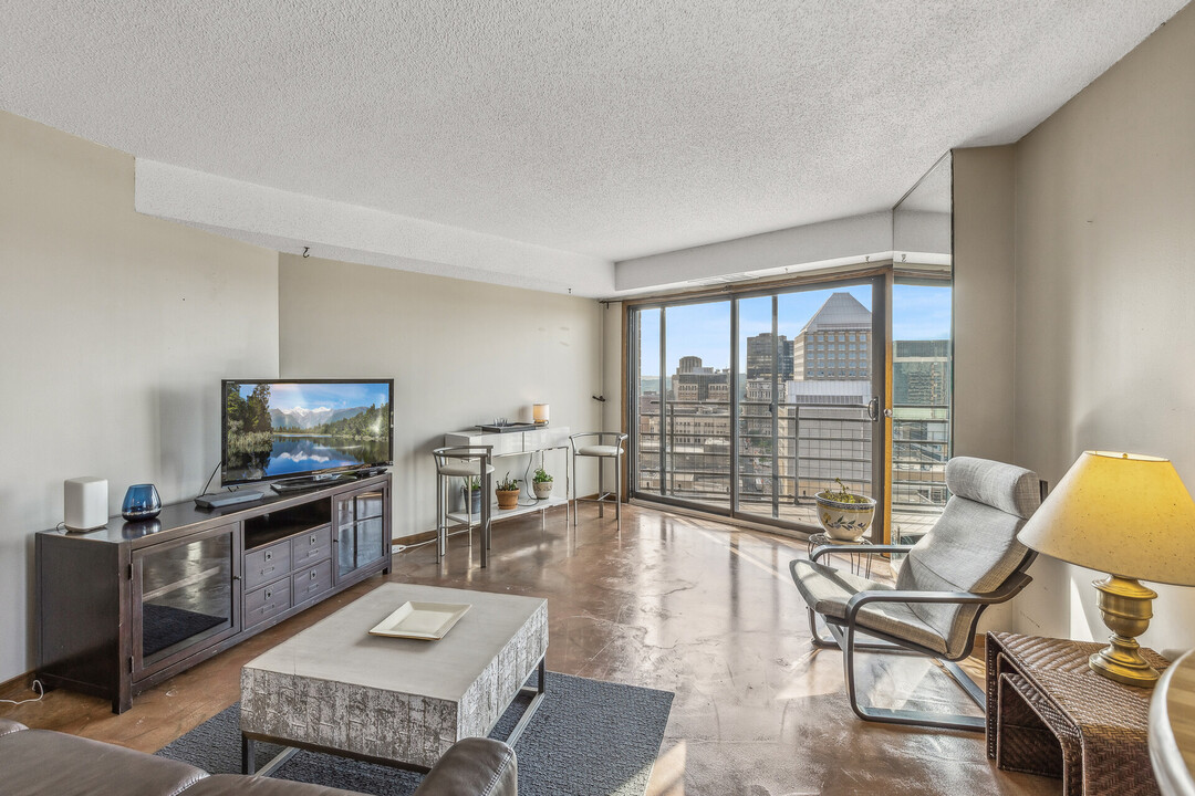 26 10th St W, Unit Amazing views in St. Paul, MN - Building Photo