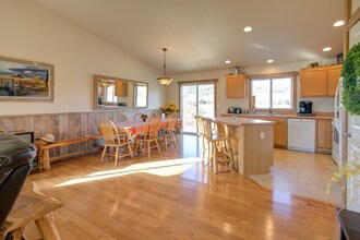 594 SR 6 in Raymond, WA - Foto de edificio - Building Photo
