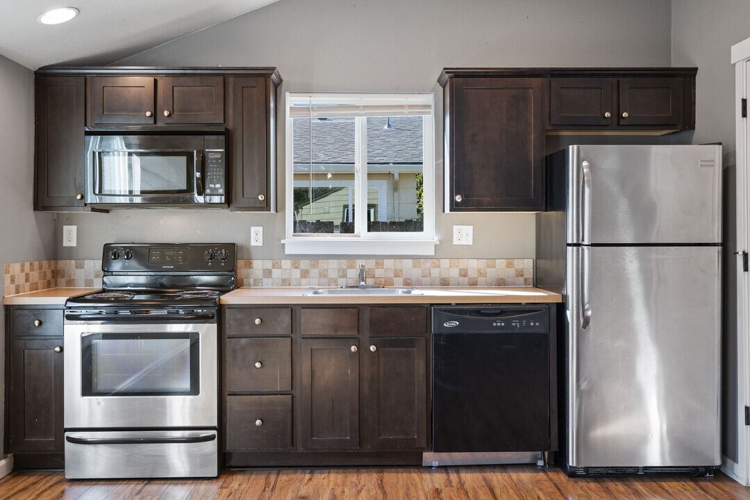 3831 NE 82nd Ave-Unit -Unit B in Portland, OR - Foto de edificio