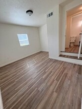 216 NE 4th Ave in Visalia, CA - Foto de edificio - Building Photo