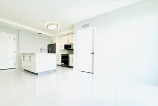 2651 NE 212th Ter, Unit 401 in Miami, FL - Building Photo - Building Photo