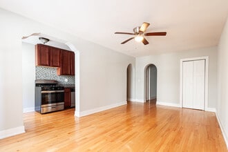 435 W Roscoe St, Unit 4 in Chicago, IL - Foto de edificio - Building Photo