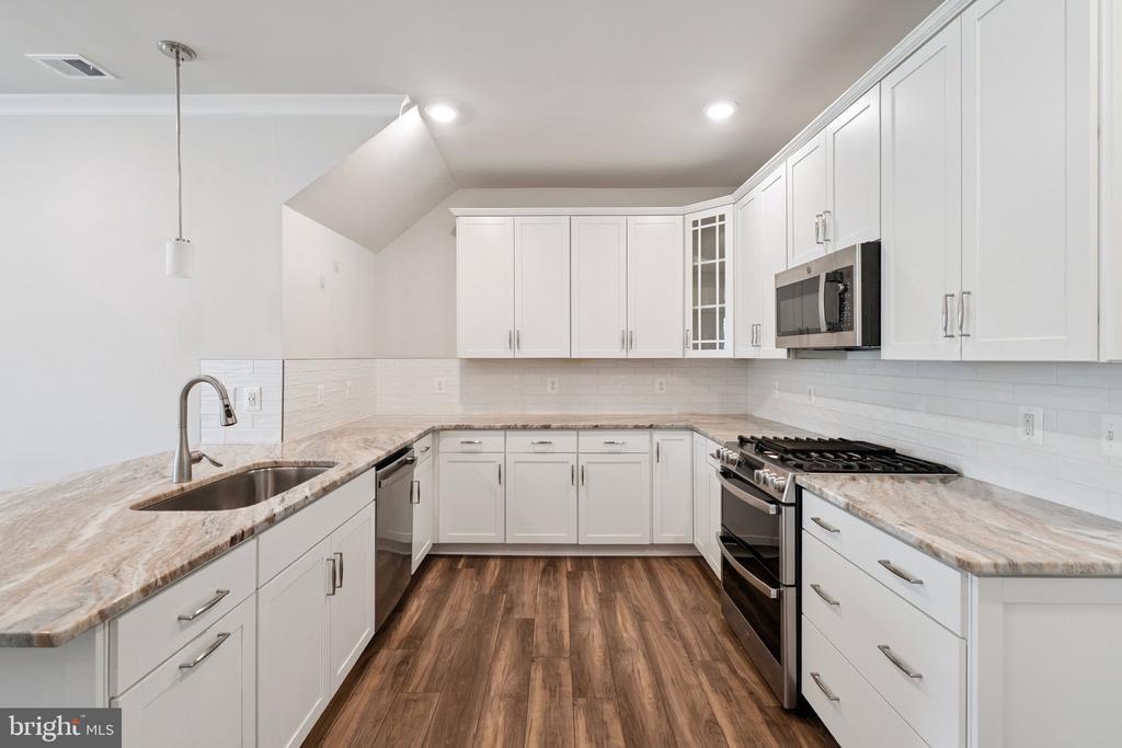 14921 River Walk Way in Woodbridge, VA - Building Photo