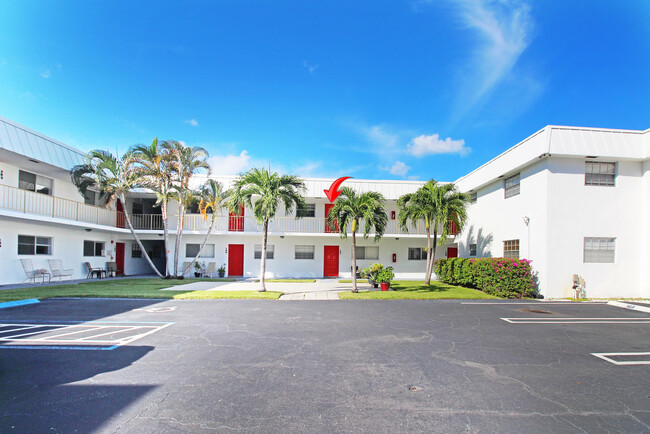 402 Lake Shore Dr in West Palm Beach, FL - Building Photo - Building Photo