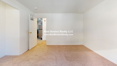 1123 Revere Beach Pkwy, Unit 302 in Revere, MA - Foto de edificio - Building Photo