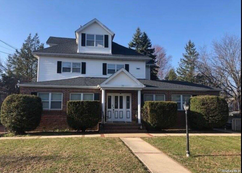 77 Andrew St in Manhasset, NY - Building Photo