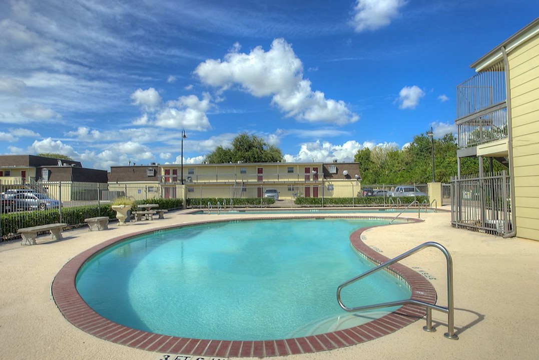 Oaks of Baytown Apartments in Baytown, TX - Building Photo