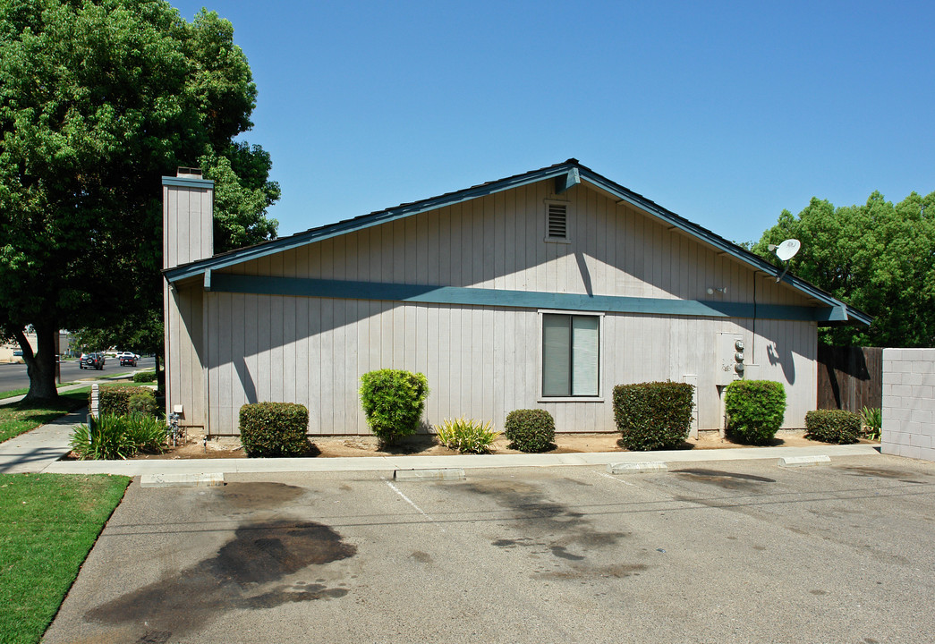 1048 W Clinton Ave in Fresno, CA - Foto de edificio