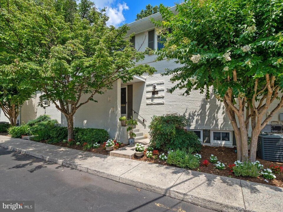 5343 Pooks Hill Rd in Bethesda, MD - Building Photo