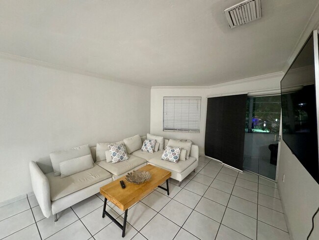 1601 NE 185th St-Unit -Amit Naor in Miami, FL - Building Photo - Building Photo