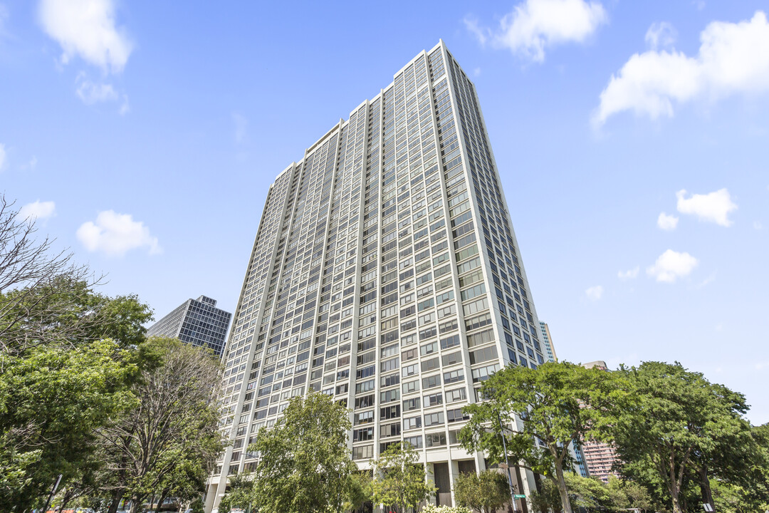 2800 N Lake Shore Dr, Unit 3201 in Chicago, IL - Foto de edificio