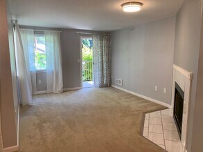 Issaquah Condo, Unit D209 in Issaquah, WA - Foto de edificio - Building Photo