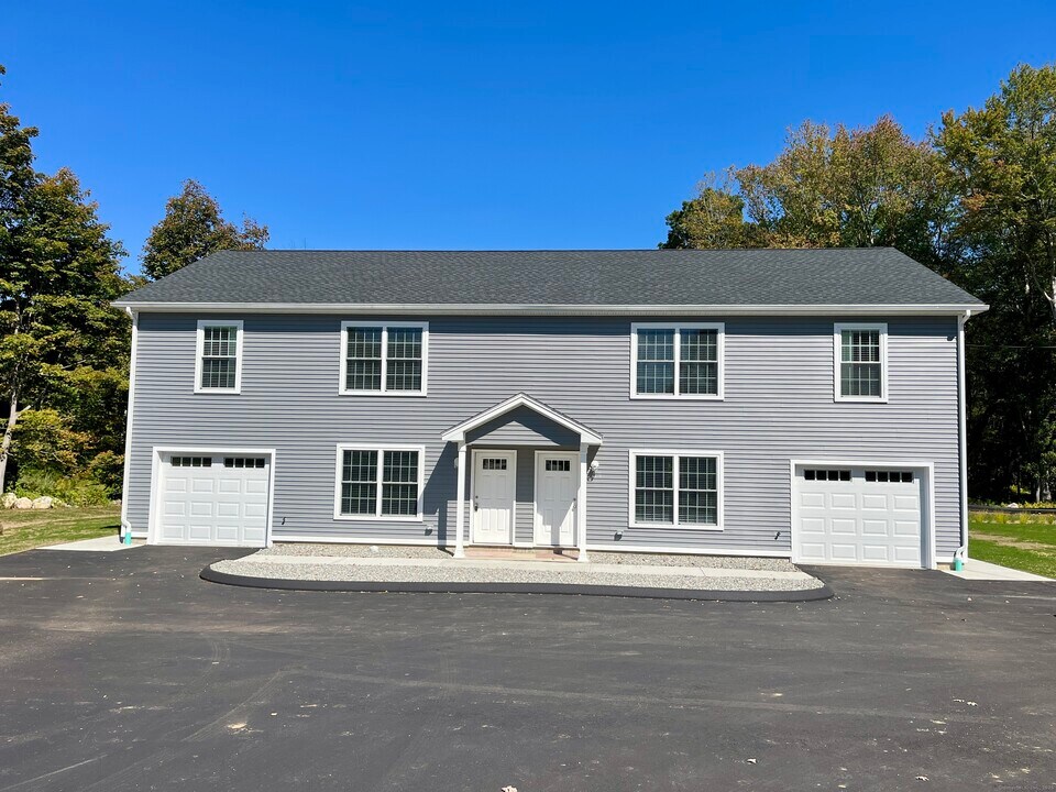 479 Norwich Ave in Colchester, CT - Building Photo