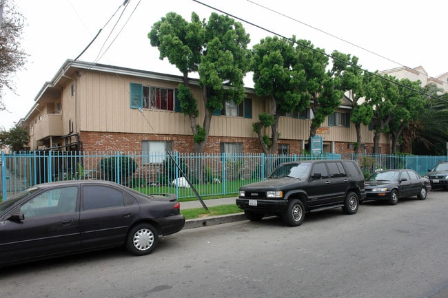 8630 Willis Ave in Panorama City, CA - Foto de edificio - Building Photo