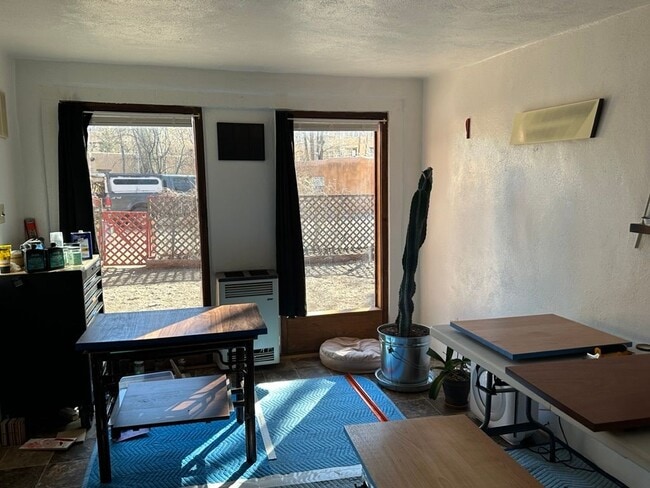 332 Kit Carson Rd in Taos, NM - Building Photo - Building Photo