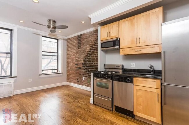 424 E 9th St in New York, NY - Building Photo - Building Photo