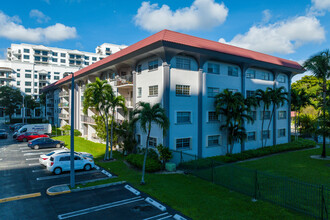 Granada Dadeland in Miami, FL - Foto de edificio - Building Photo