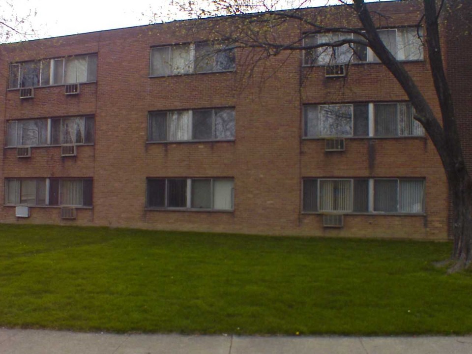 Linden Court Apartments in Waukegan, IL - Building Photo