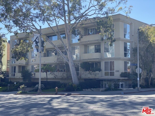 2301 S Beverly Glen Blvd-Unit -105 in Los Angeles, CA - Foto de edificio