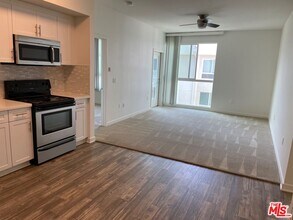 12655 Bluff Creek Dr, Unit 415 in Los Angeles, CA - Foto de edificio - Building Photo