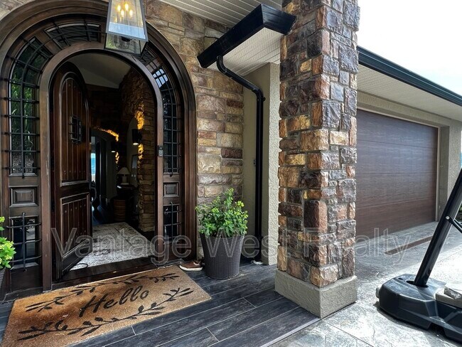 1020 Aurora Heights in West Kelowna, BC - Building Photo - Building Photo