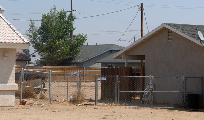 12088 Navajo Rd in Apple Valley, CA - Building Photo - Building Photo