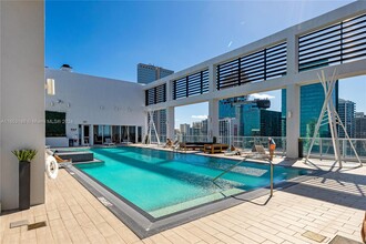 151 SE 1st St, Unit 402 in Miami, FL - Foto de edificio - Building Photo