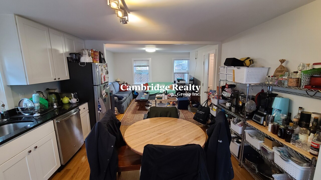 119 Pleasant St, Unit T in Cambridge, MA - Building Photo