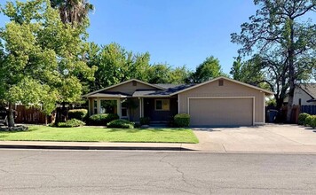 1829 Strauss Ln in Redding, CA - Building Photo - Building Photo