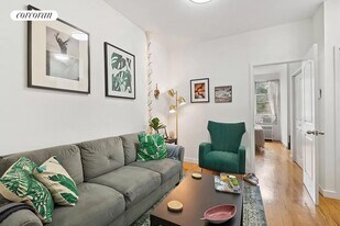 210 Green St in Brooklyn, NY - Building Photo