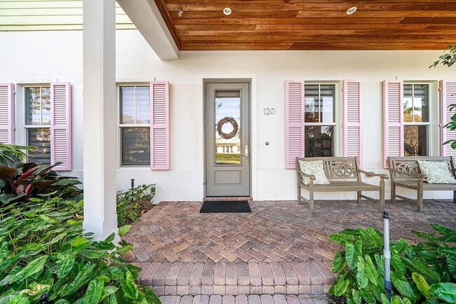 120 Grove Way in Delray Beach, FL - Foto de edificio - Building Photo