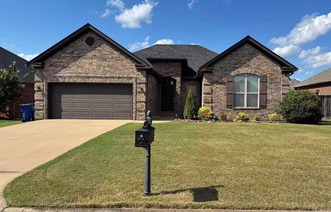 121 Cabanel Dr in Maumelle, AR - Building Photo