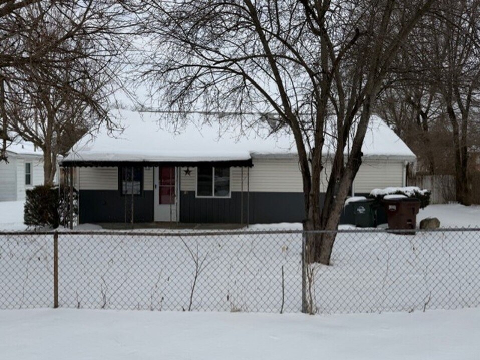 321 Gilbert Ave in Fairborn, OH - Building Photo