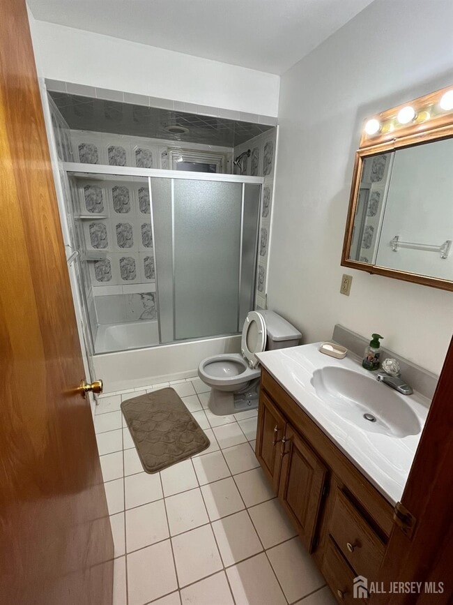 62 Pershing Ave in Woodbridge Township, NJ - Building Photo - Building Photo