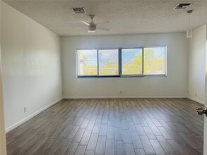 229 E Commercial Blvd in Lauderdale-by-the-Sea, FL - Foto de edificio - Building Photo