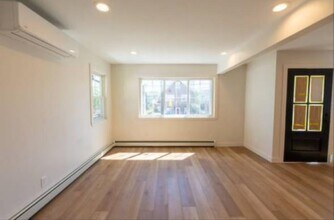 31 Graywood Rd in Port Washington, NY - Building Photo - Building Photo