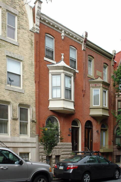 2408 Spruce St in Philadelphia, PA - Building Photo