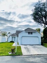 4732 NW 98th Pl in Doral, FL - Building Photo